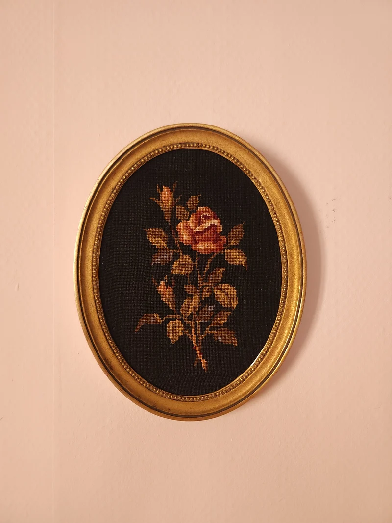 Cadre ovale doré broderie florale