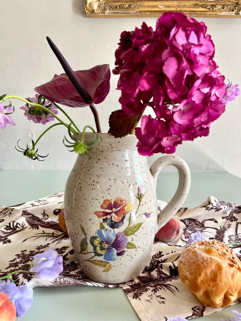 Pichet ancien décoré fleurs