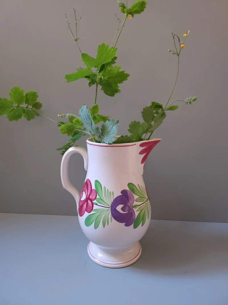 Cruche en faïence de Sarreguemines Digoin à motif floral