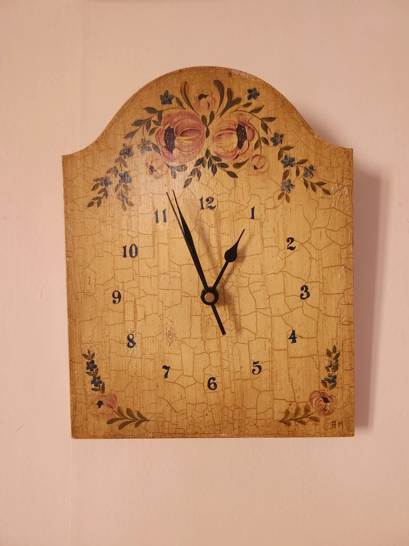 Horloge en bois peint à la main