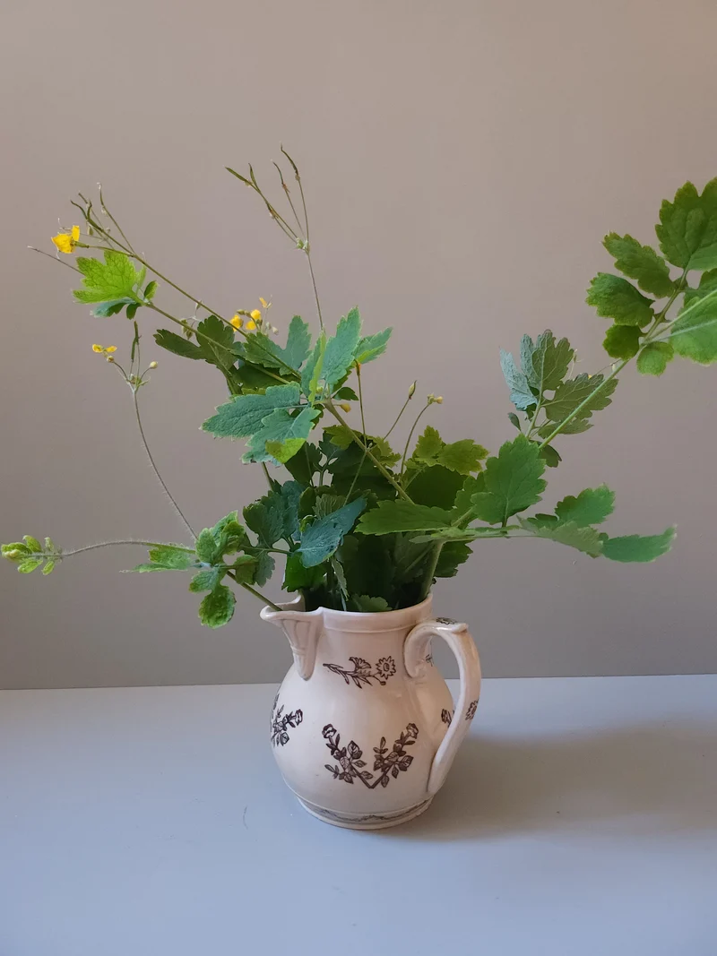 Pichet en grès de St Uze décor fleuri