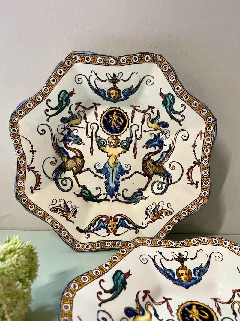 Assiette en faïence de Gien – décor Renaissance