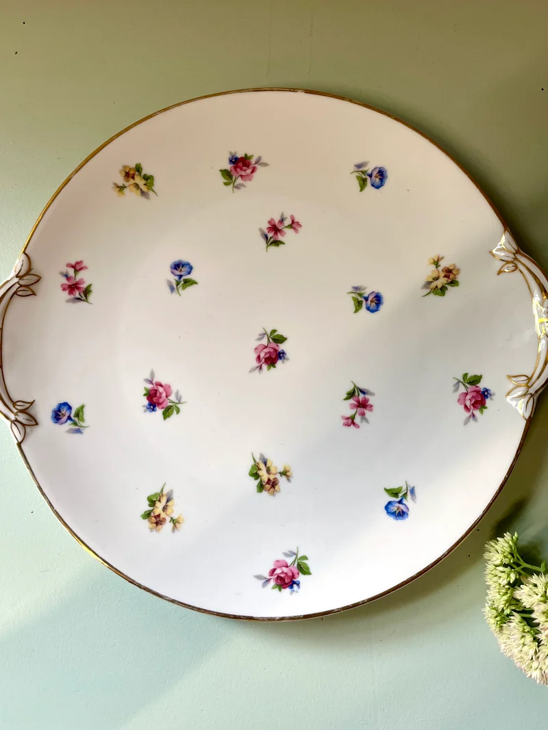 Plat à gâteau en porcelaine
