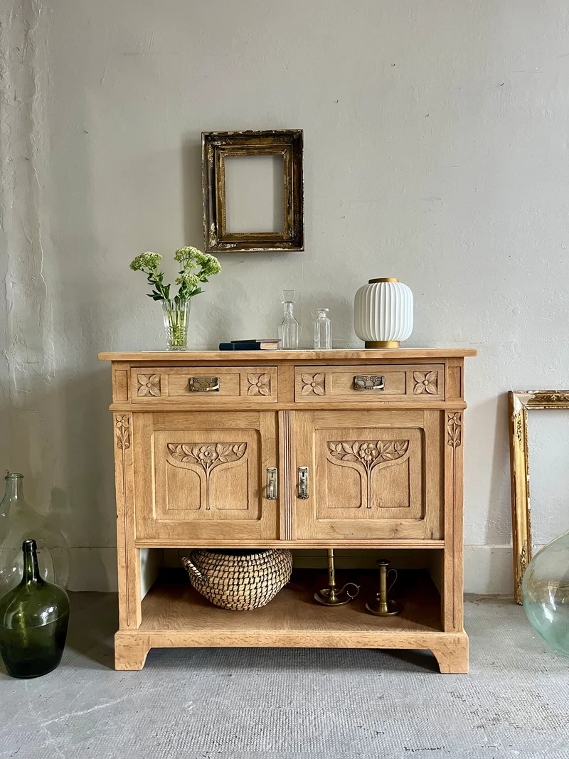 Buffet ancien en chêne sculpté