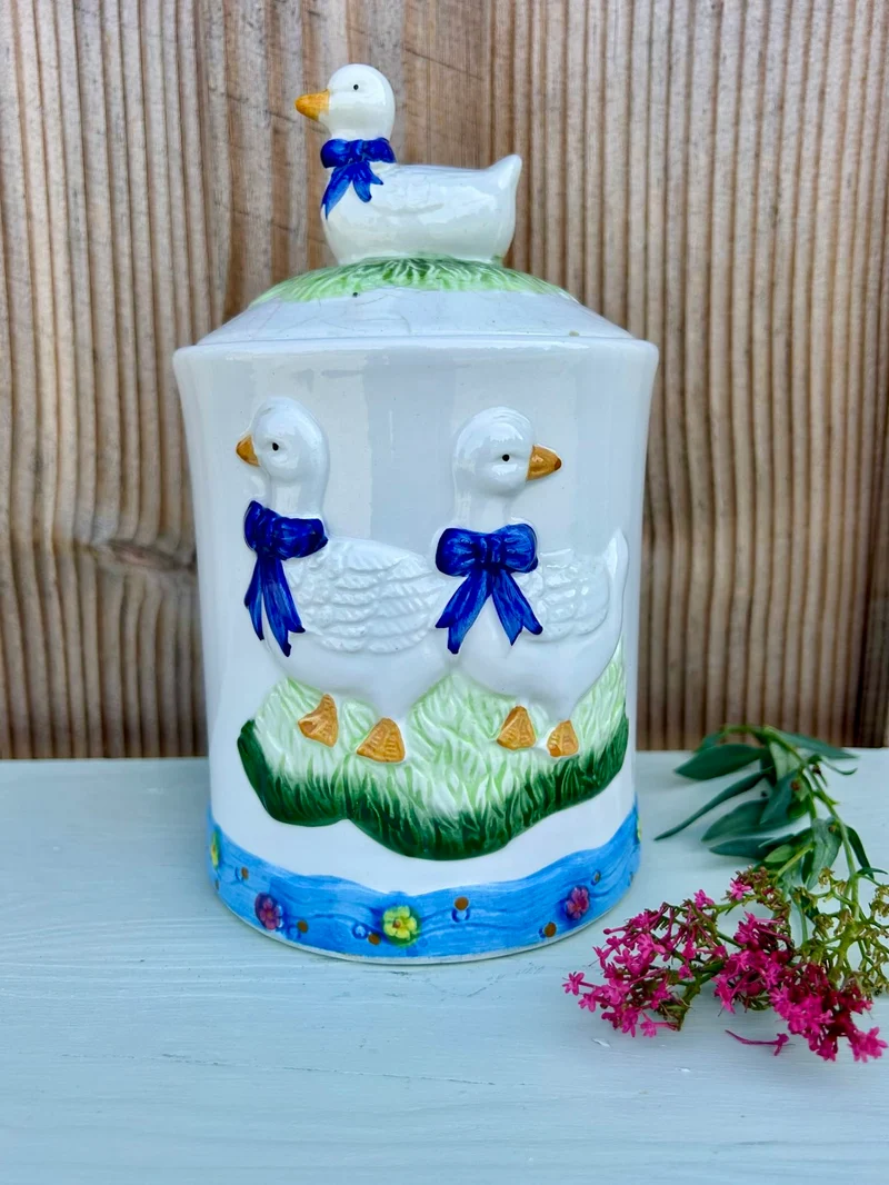 Pot à biscuits en barbotine aux oies