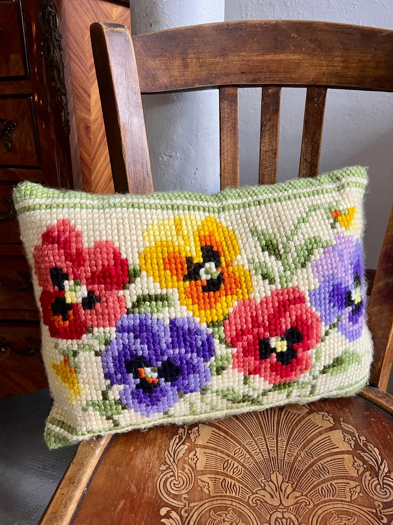 Coussin en point de croix motif floral