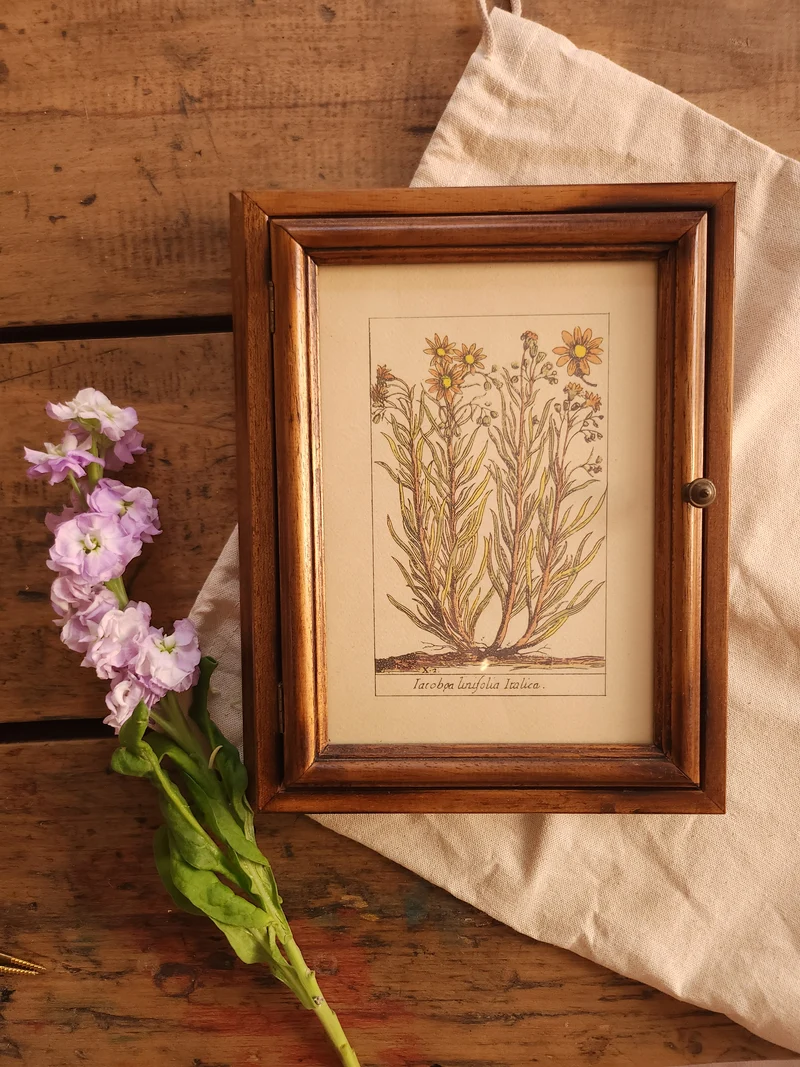 Boîte à clés avec gravure florale