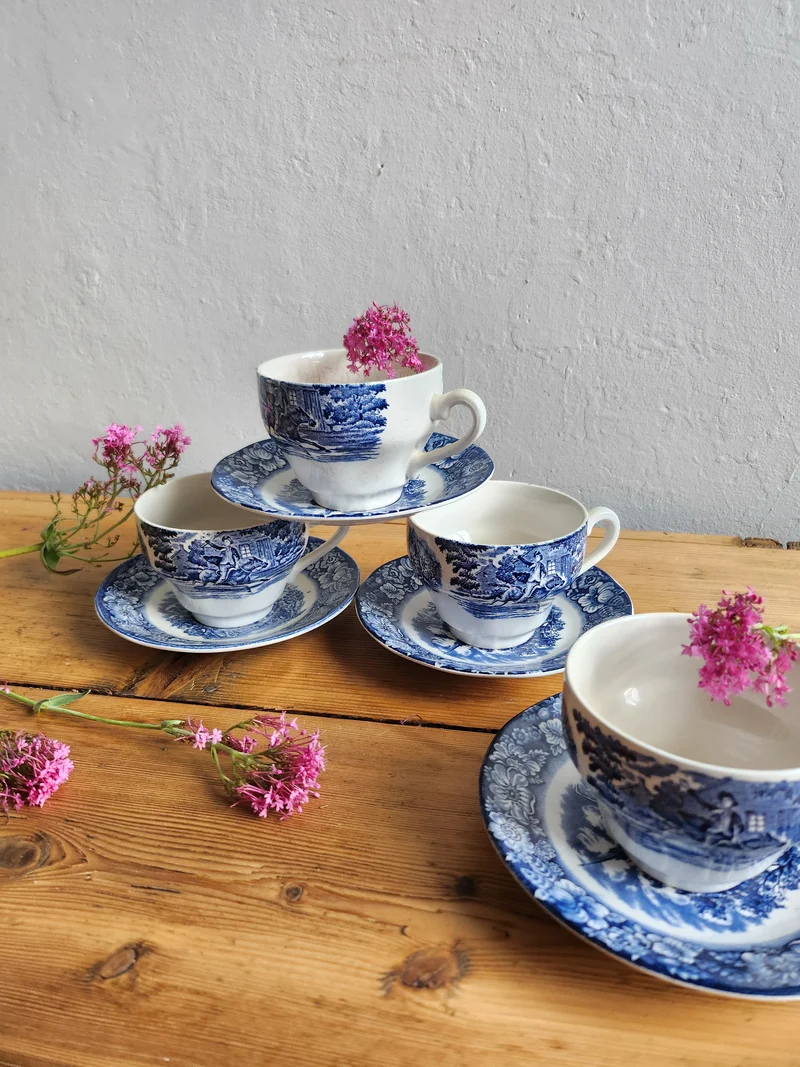 Tasse à café + assiettes en faïence fabriquées en Angleterre lot de 4