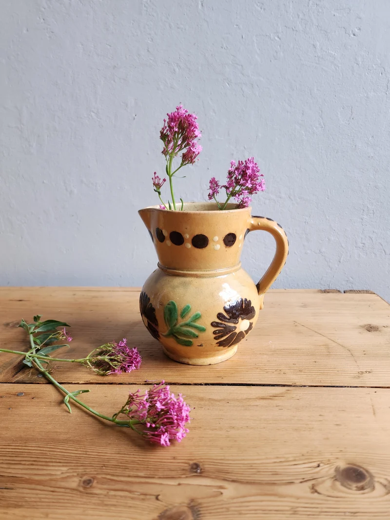 Pichet en terre cuite motif floral - Alsace