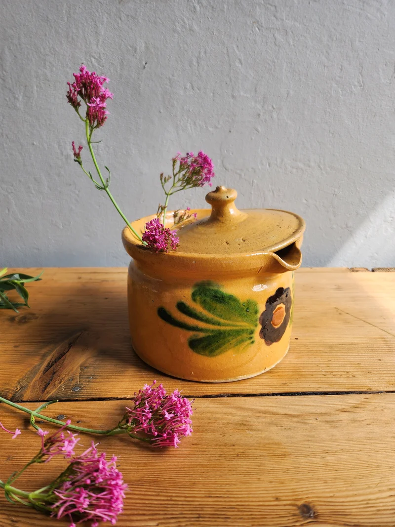 Pot avec couvercle en terre cuite à motif floral - Alsace