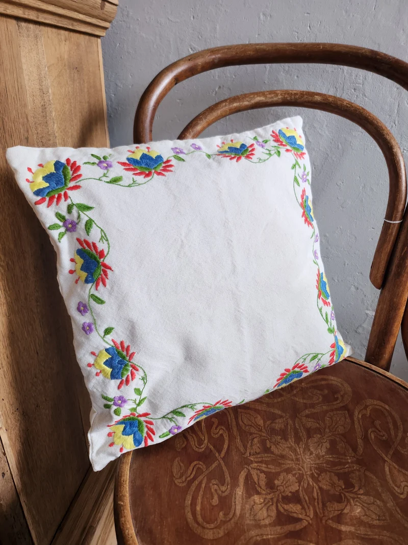 Coussin blanc brodé motif fleuri coloré