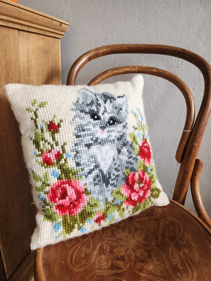 Coussin point de croix motif chat et fleurs