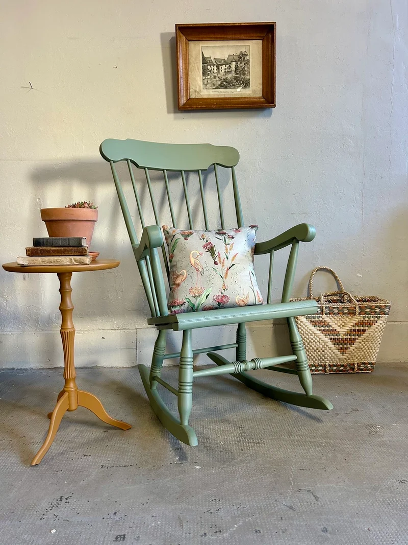 Fauteuil à bascule en bois peint vert kaki
