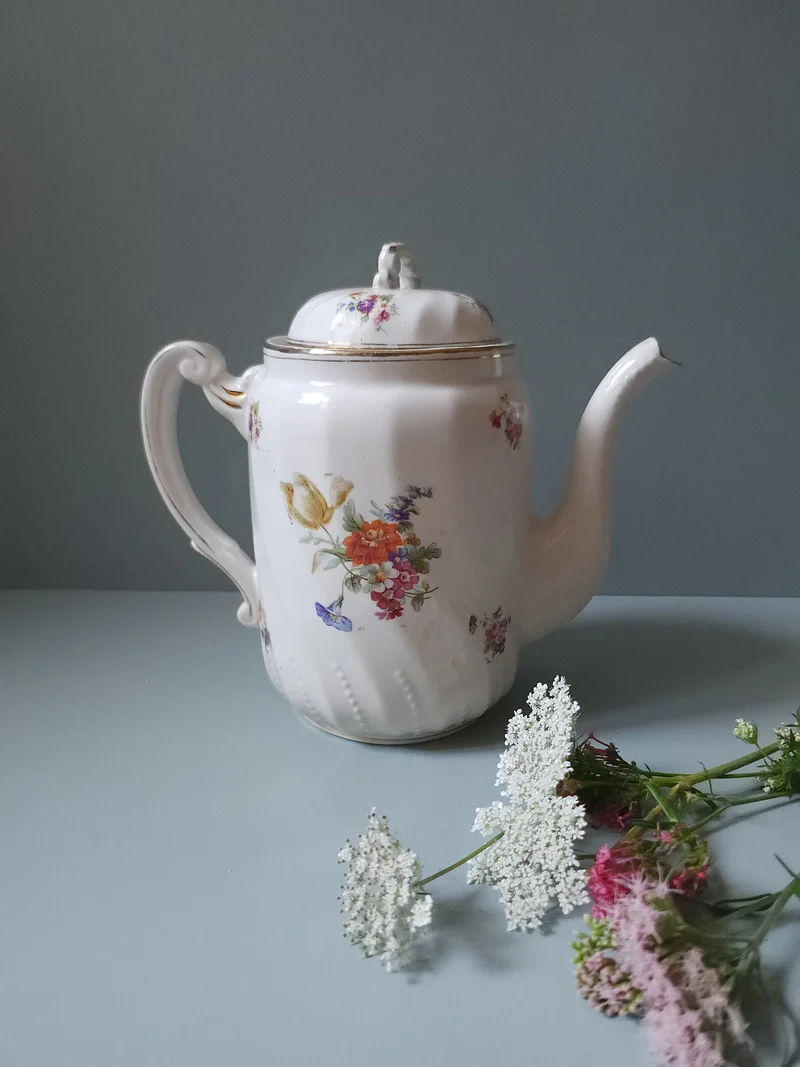 Théière en porcelaine française fleurie - Moulin des Loups