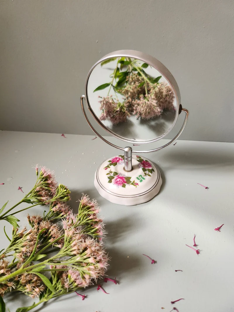 Petit miroir en porcelaine