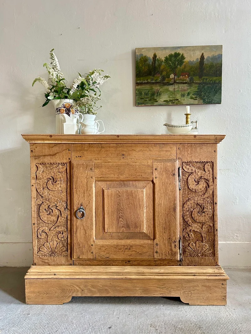 Buffet ancien en chêne sculpté