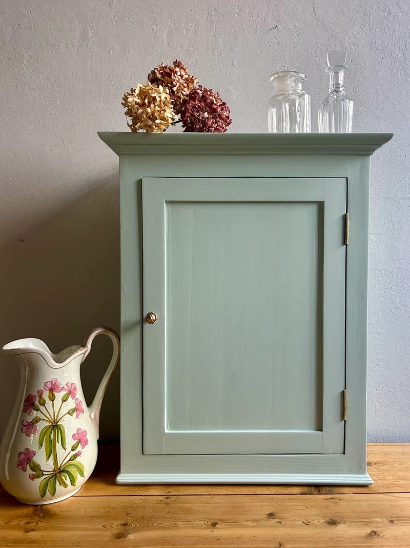 Armoire à pharmacie murale rénovée