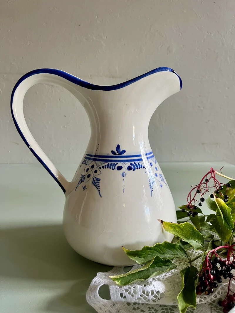 Pichet/broc ancien à motifs bleus