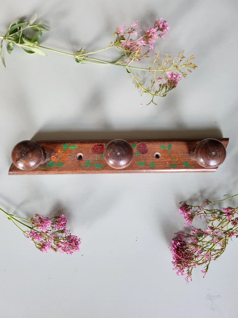Porte-manteau en bois peint à la main