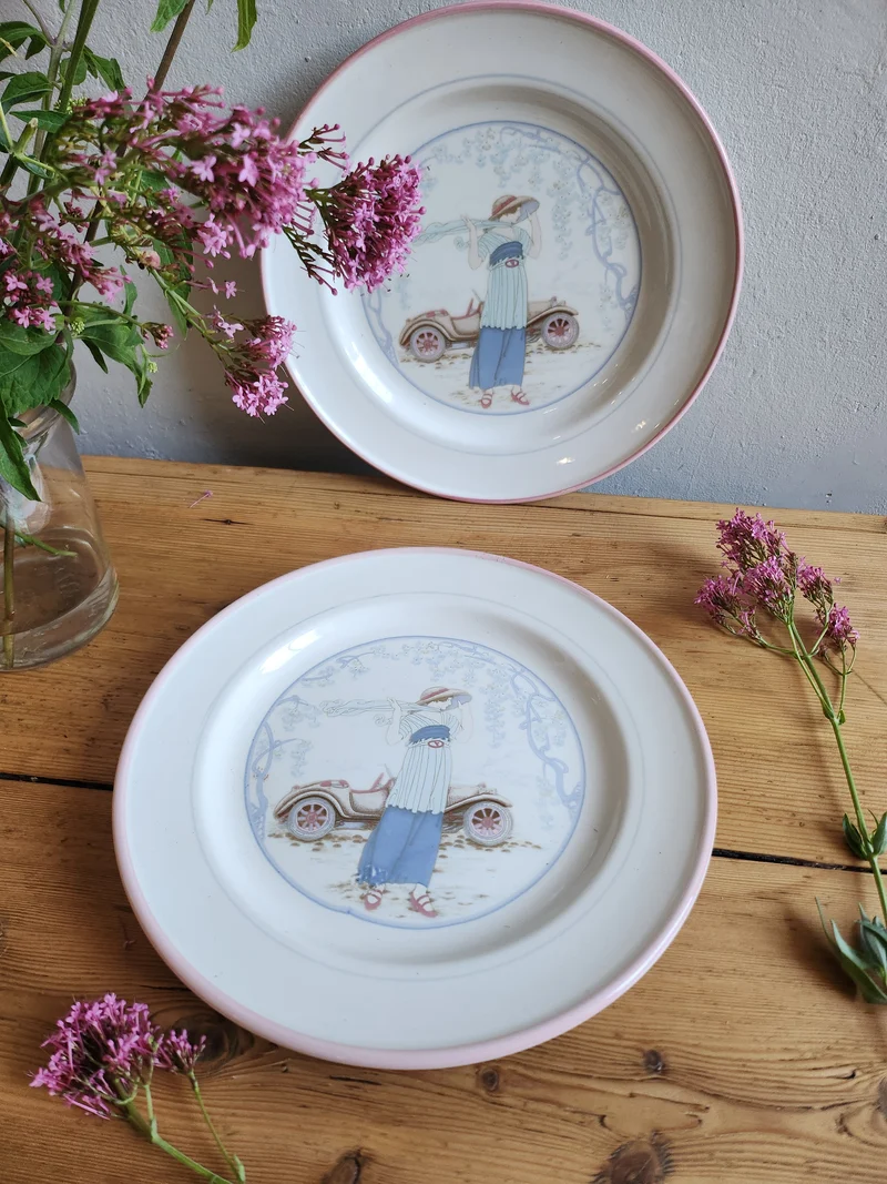 Assiette plate "femme à la voiture" lot de 2
