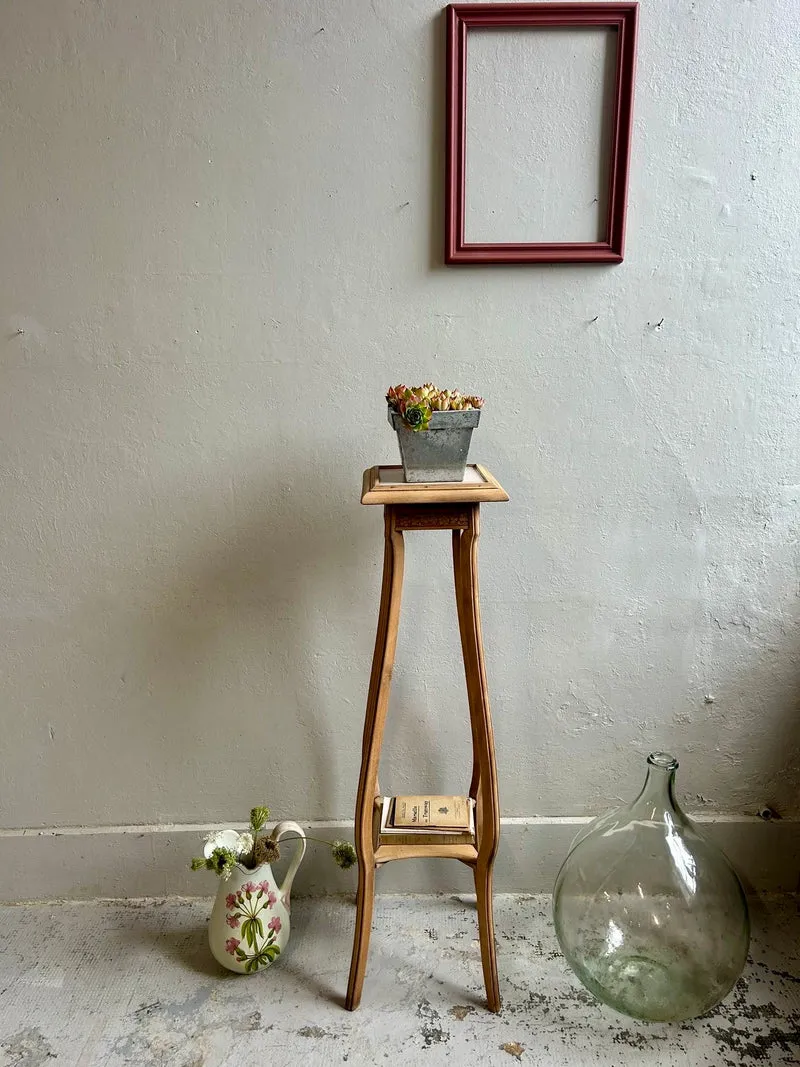 Sellette Art Nouveau en bois sculpté