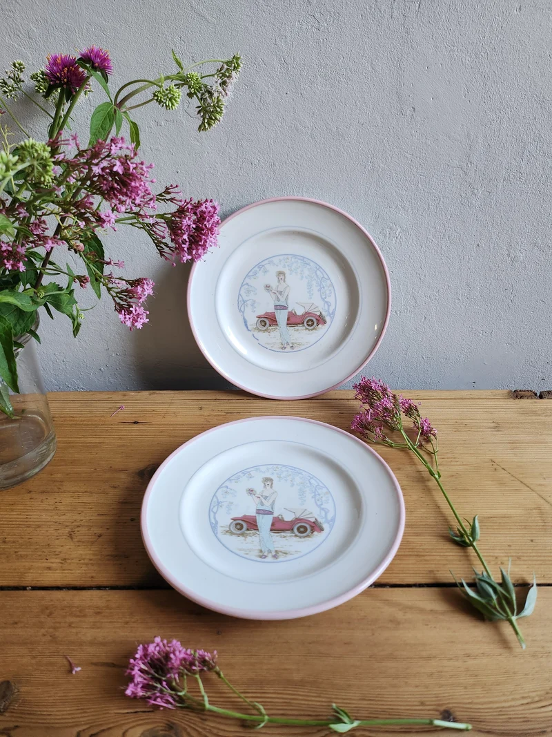 Assiette à dessert en céramique "femme à la voiture"