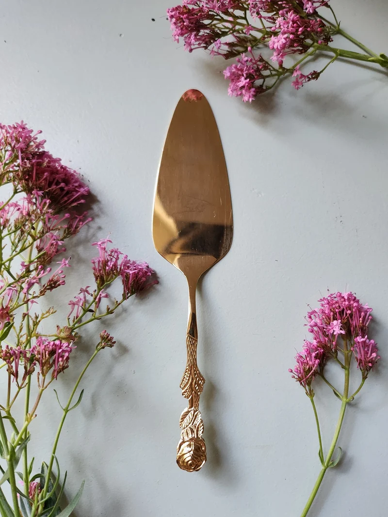 Pelle à tarte en métal doré