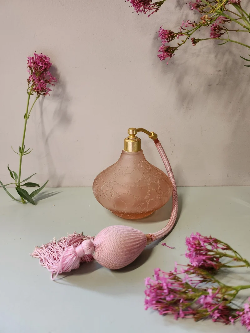 Vaporisateur de parfum rose vintage