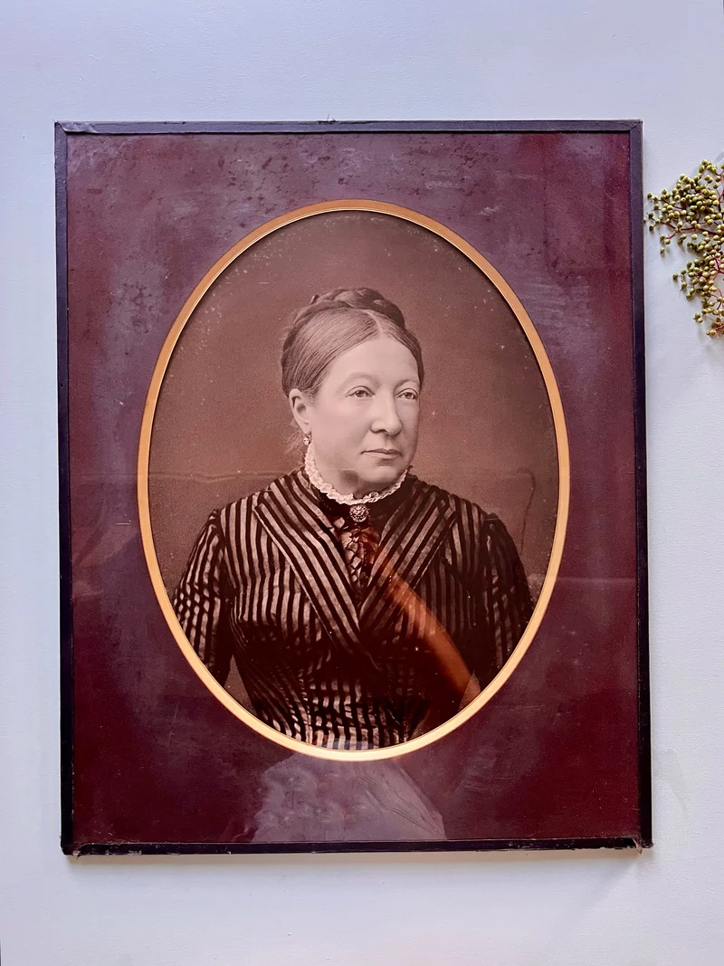 Portrait photographique de femme ancien inaltérable