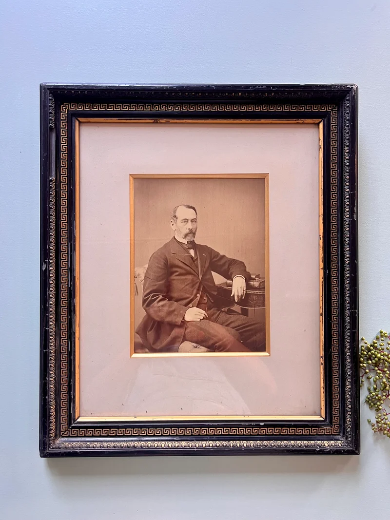 Portrait ancien sous cadre noir et doré