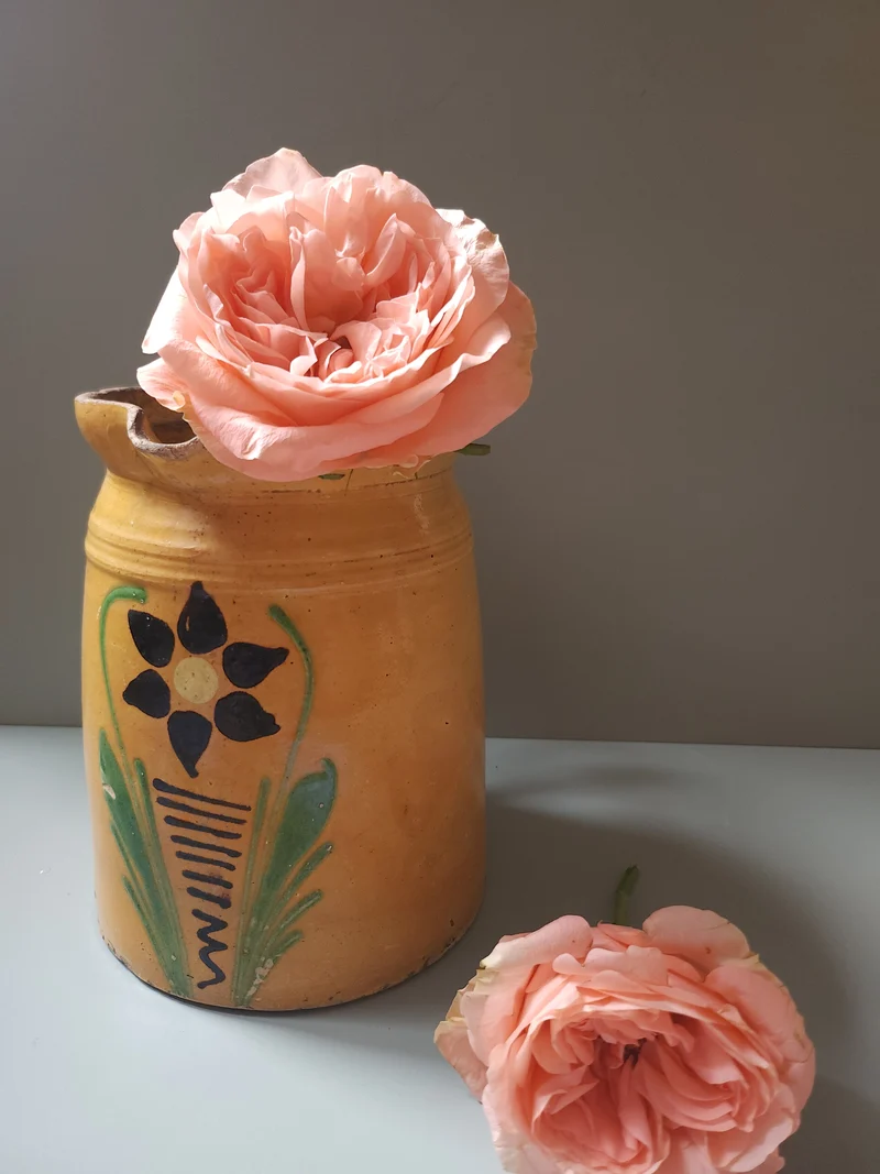 Pichet en argile motif floral-alsacien