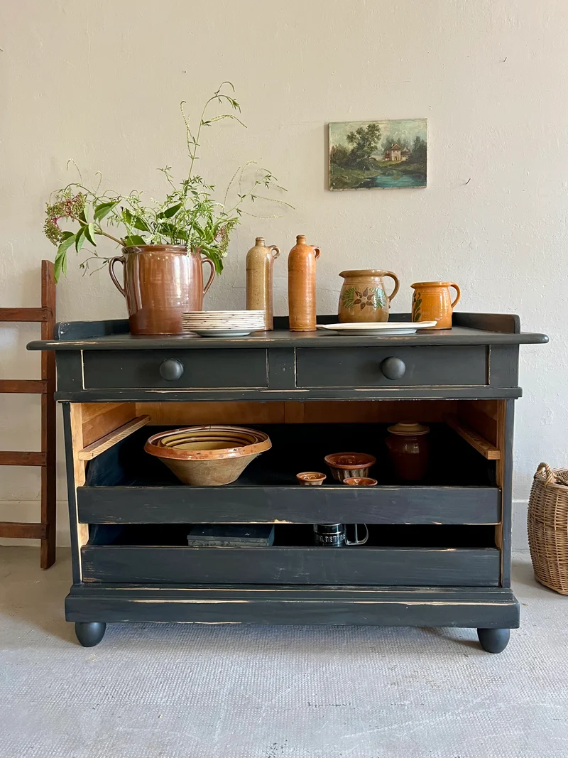 Buffet patiné noir ancien