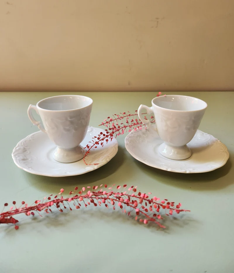Tasses et soucoupes blanches en porcelaine lot de deux