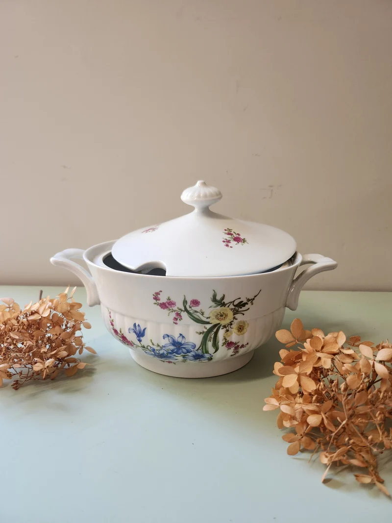 Soupière en porcelaine motif floral