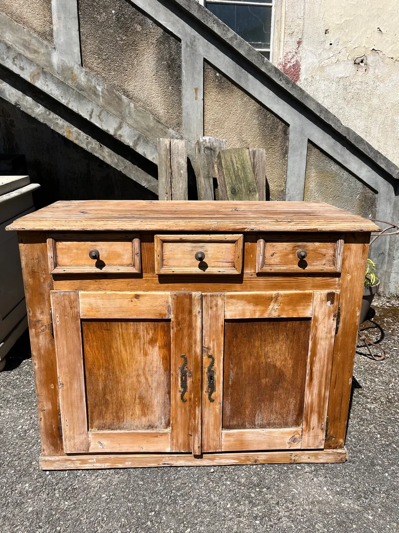 Buffet 3 tiroirs en sapin ancien à rénover