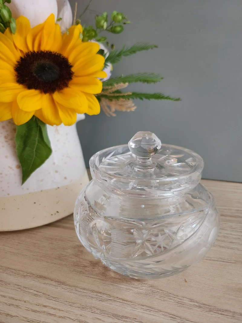 Sucrier en verre taillé ancien