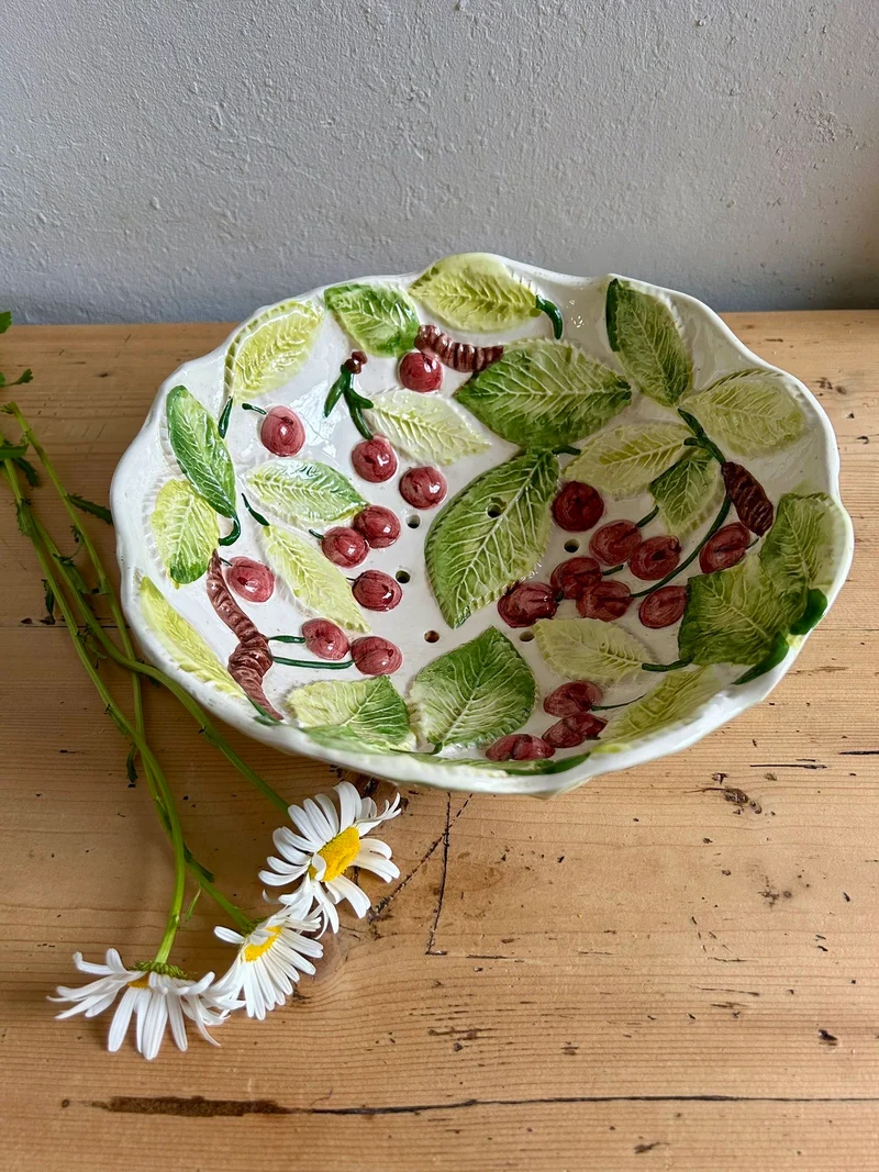 Saladier-égouttoir à cerises en barbotine