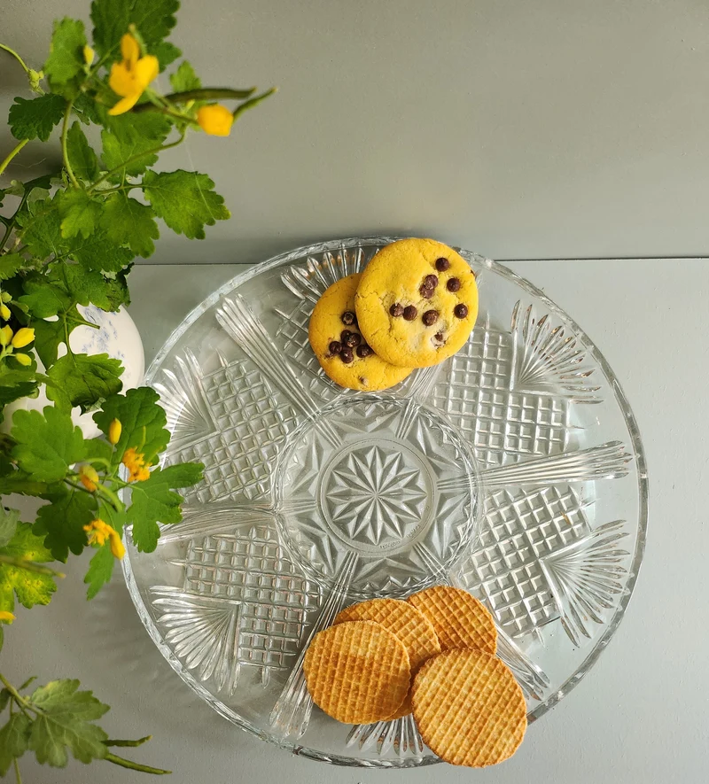 Plat apéritif en verre moulé