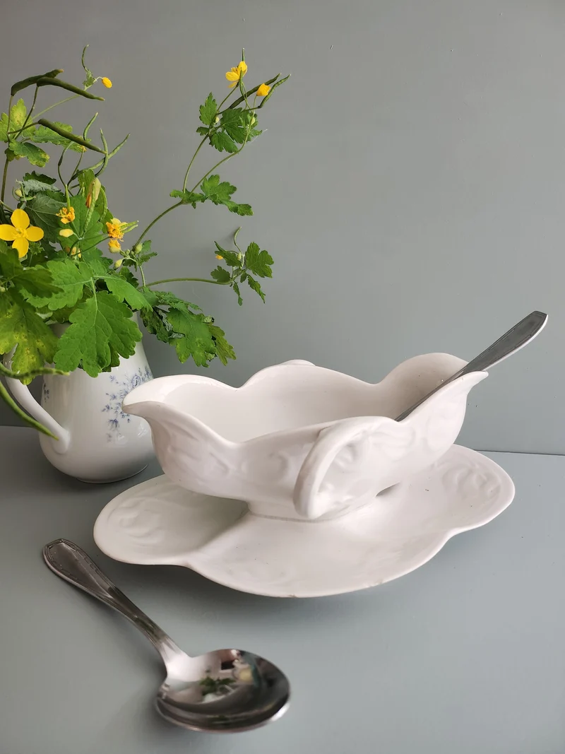 Saucière ancienne en porcelaine blanche