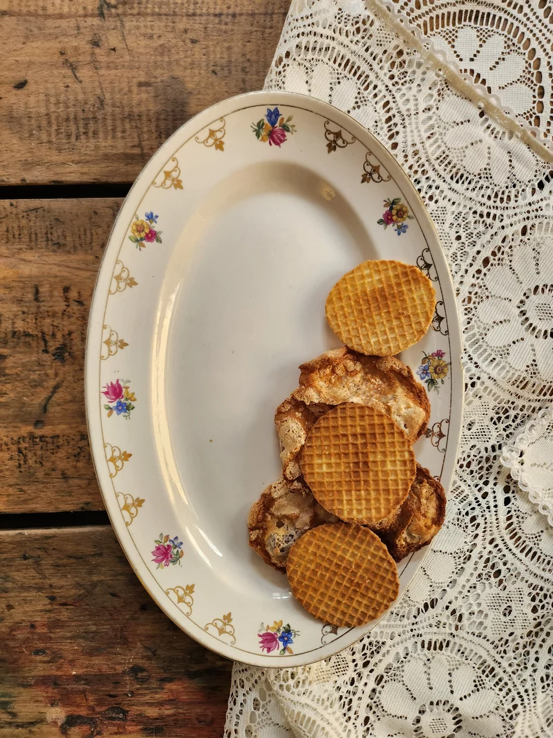 Plat en porcelaine Sarreguemines motif floral