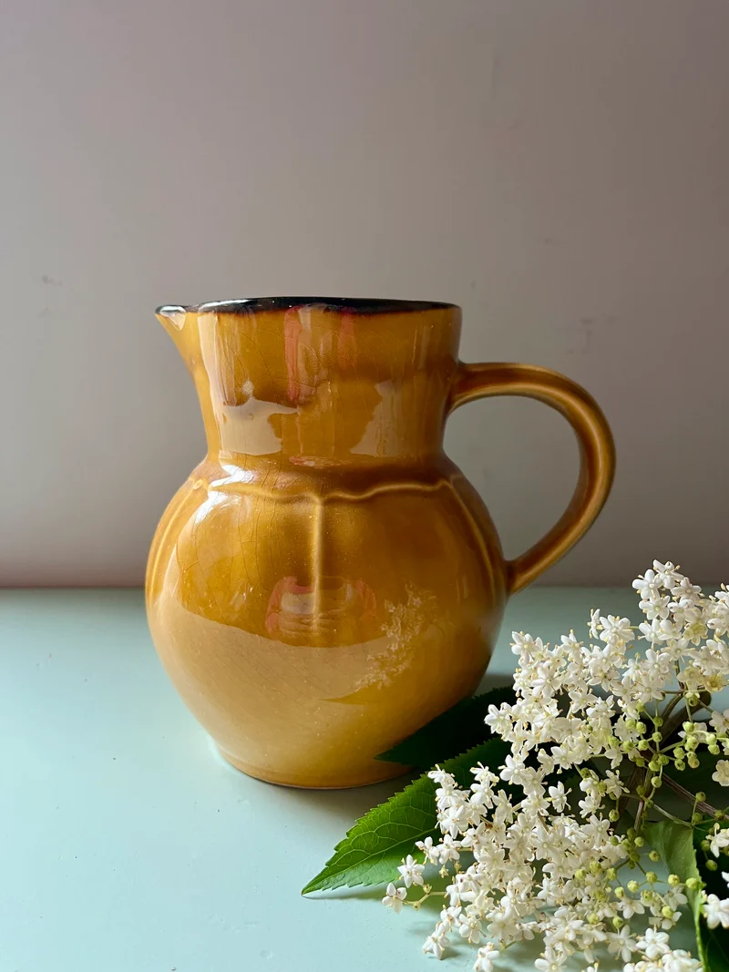 Pichet jaune en grès émaillé