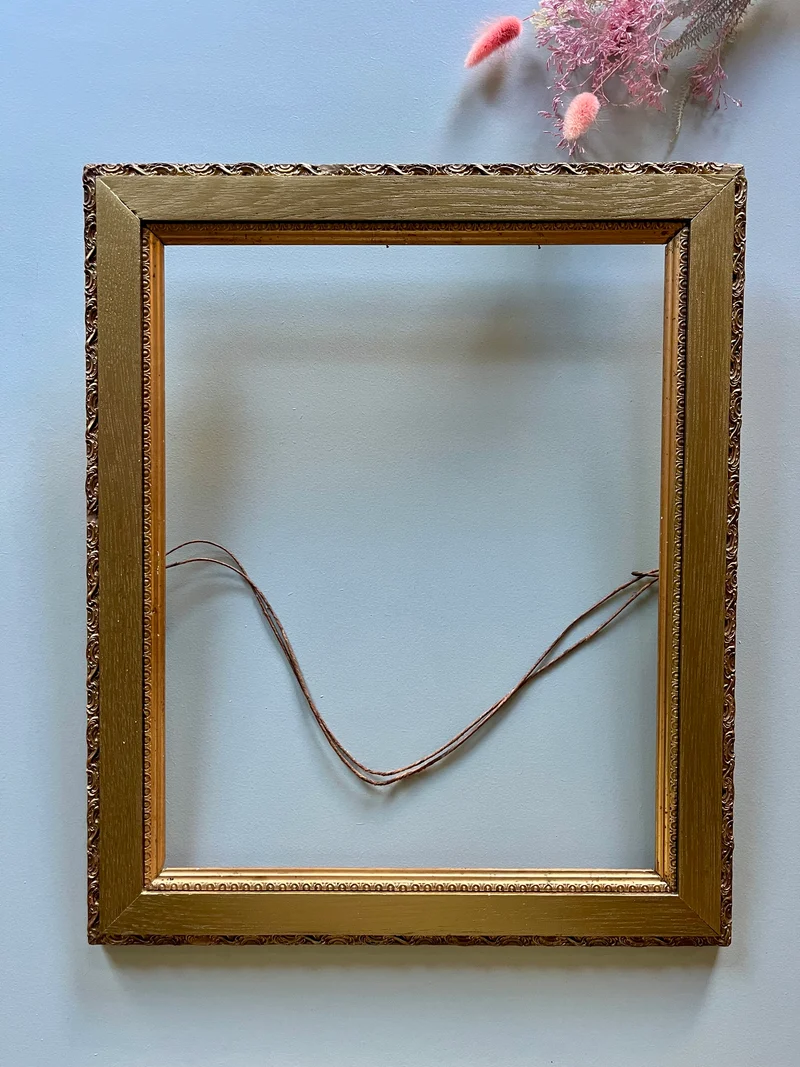 Cadre doré ancien en bois avec moulures