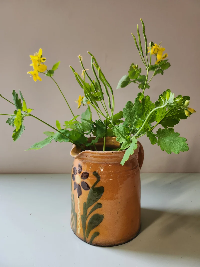Pichet en terre cuite Alsacien motif floral