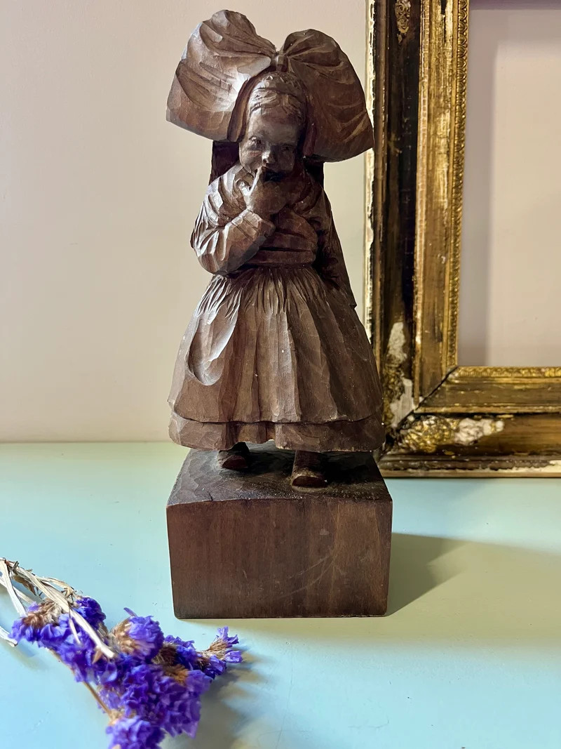 Statuette « petite alsacienne » en bois
