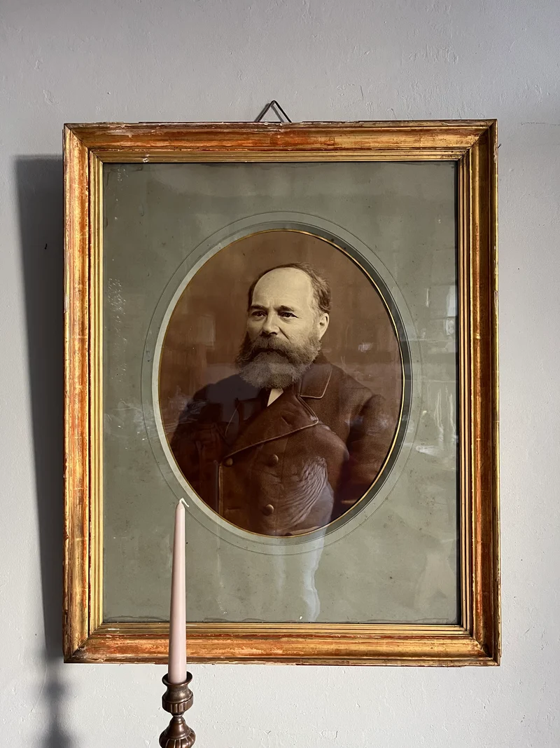 Portrait ancien sous cadre