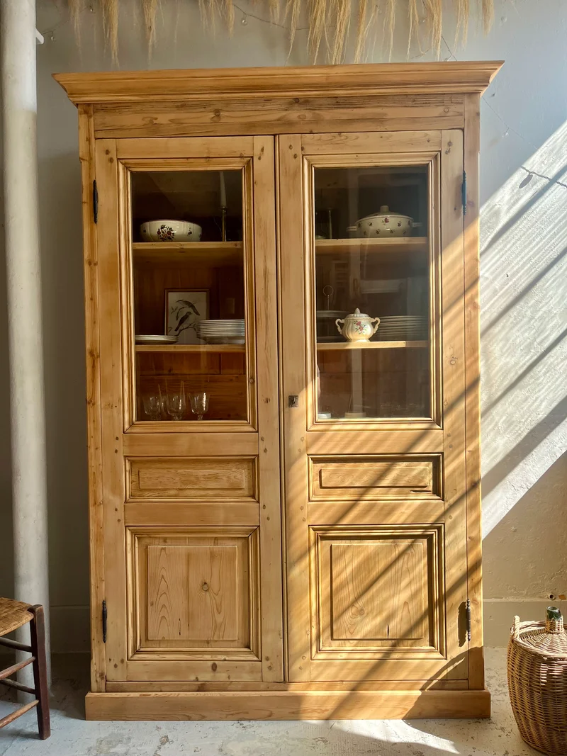 Armoire vaisselier ancien en pin massif portes vitrées