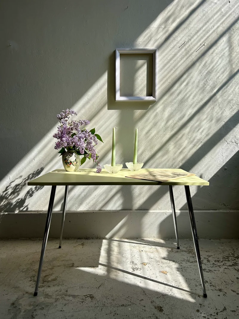 Table basse 70’s jaune pieds compas