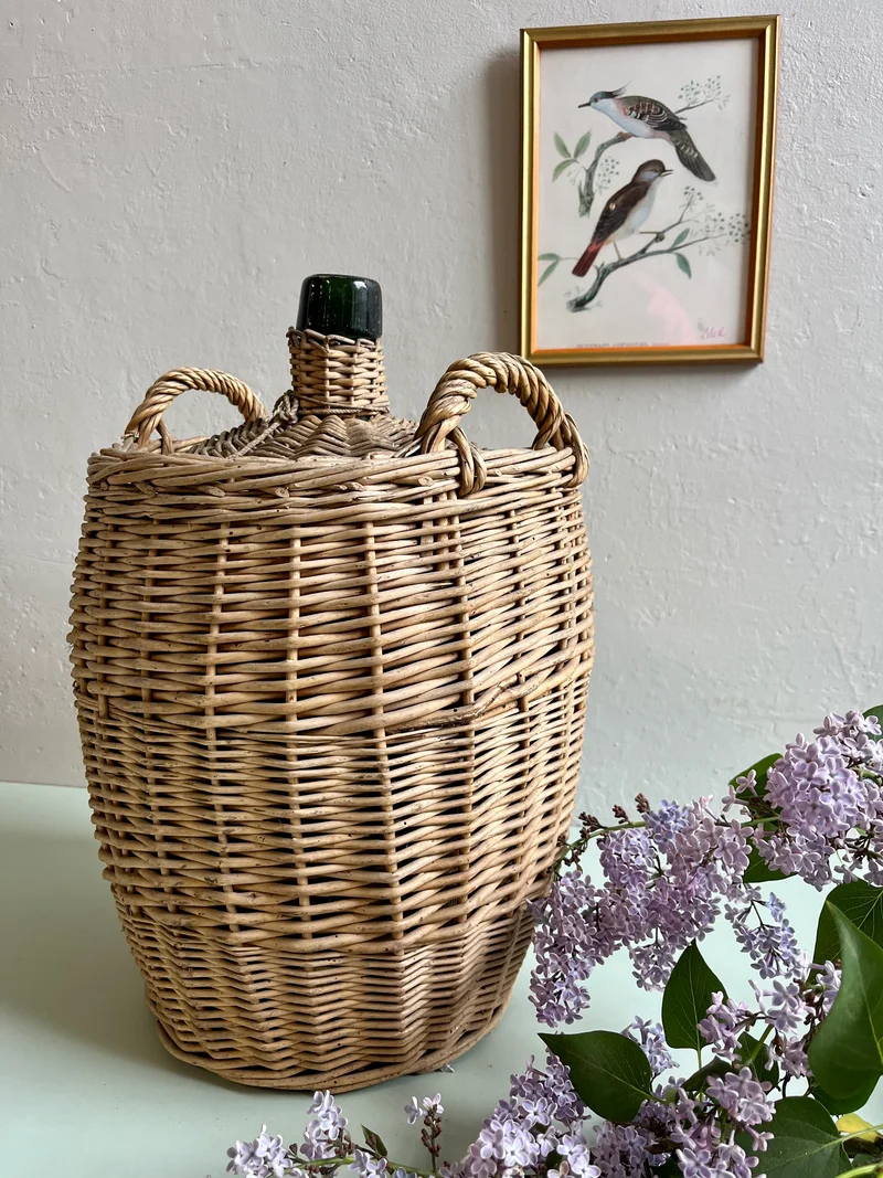 Dame Jeanne ancienne dans son panier