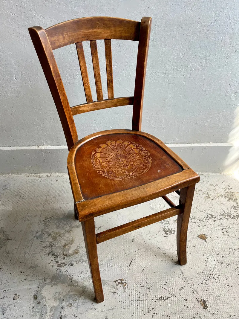Chaise bistrot patiné assise gravée