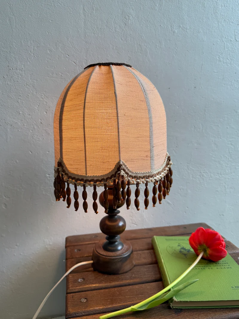 Lampe à poser avec abat-jour en tissu et perles